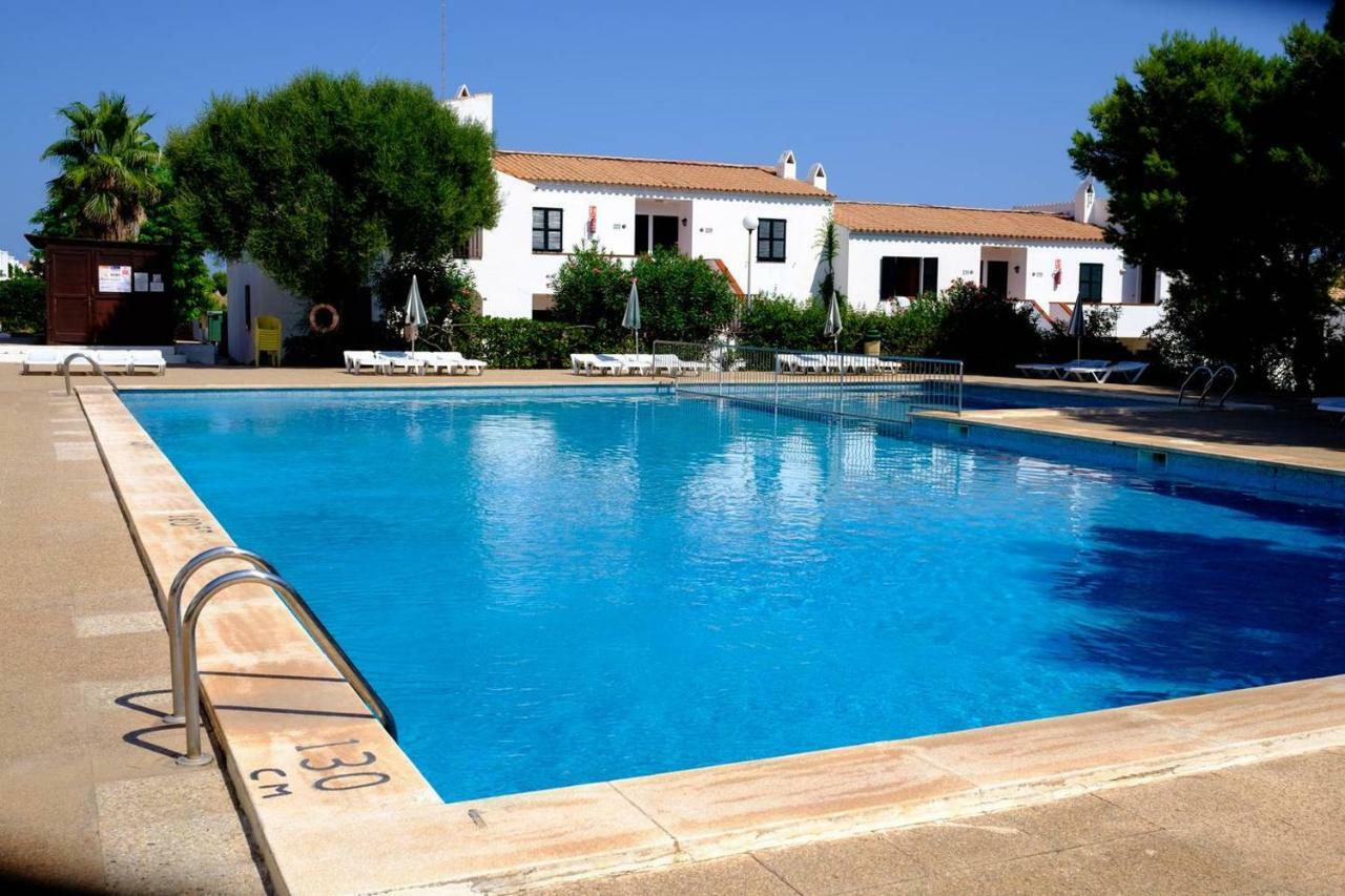 Vistas Al Mar Y La Piscina Lejlighed Arenal d'en Castell Eksteriør billede